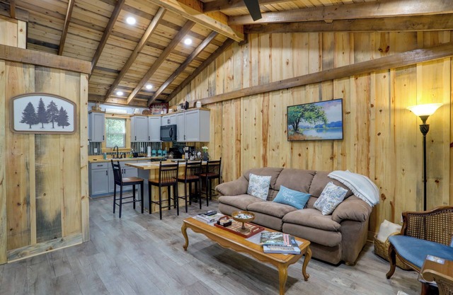 < 1 Mi to Devils Fork Recreation Area: Cozy Cabin!