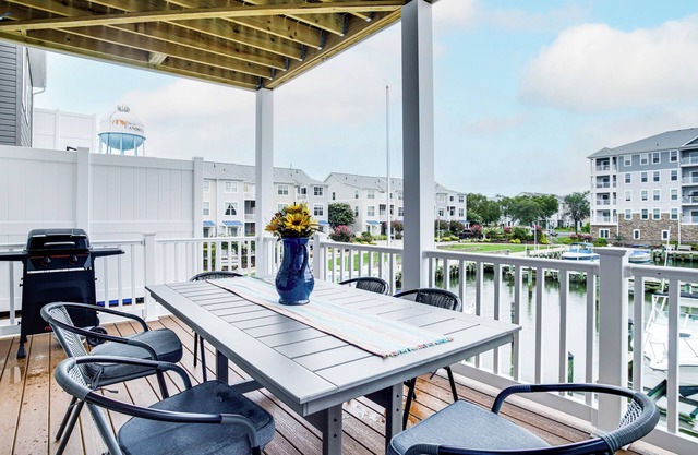 < 1 Mi to Dtwn: Waterfront Townhome in Cambridge!