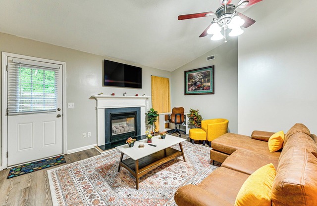 1 Mi to ECU Hospital: Greenville Home w/Yard!
