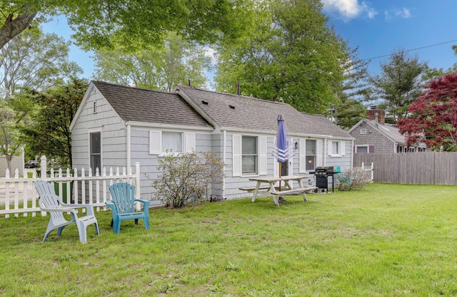 1 Mi to Ferry: 'Sea Street Cottage' in Hyannis