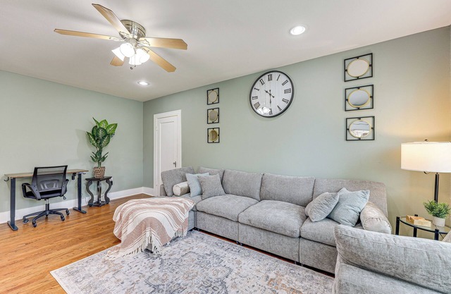 1 Mi to San Antonio Zoo: Olmos Park Apt!