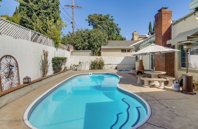 < 1 Mi to Universal Studios: LA Area Getaway