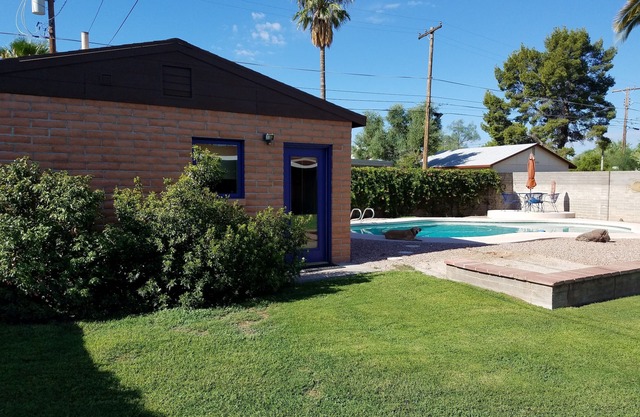 1 mile east of the University of Arizona . 1.25 miles from UMC .