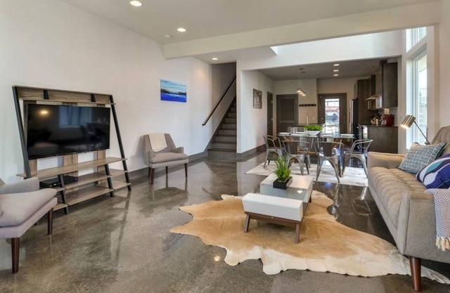 1 Mile to Downtown with a Rooftop Patio!