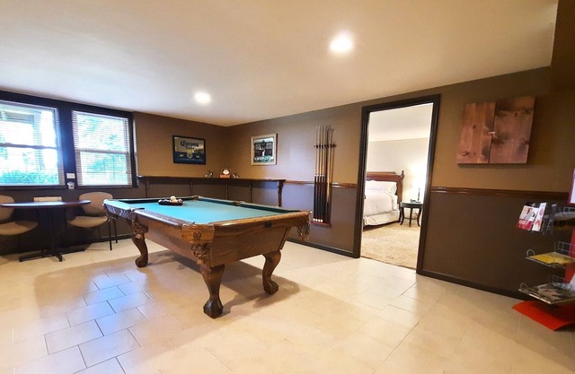 1 mile to Grand Ole Opry and Gaylord Opryland; Full Kitchen & Patio with Firepit