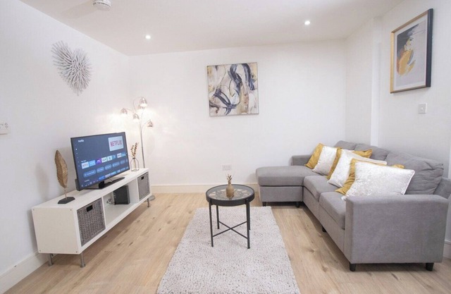 1-min walk to Town & Station I Near Airport I Parking