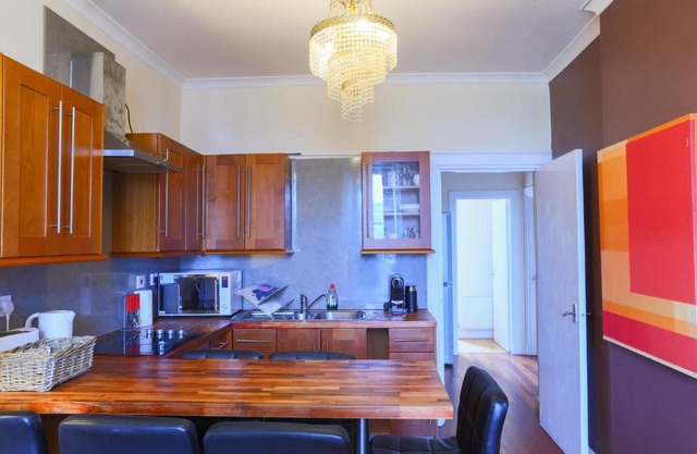 1 minute from Royal Mile, Large 5 Bed Apartment