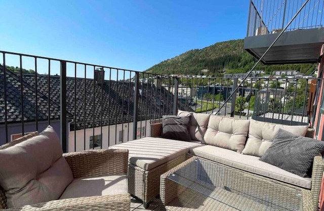 1 minute to tram! Newly built w/balcony & 3 beds