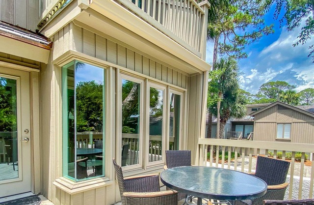1 Minute Walk to Beach! Relaxing Beach Retreat w/Great Deck Overlooking the Community Pool.