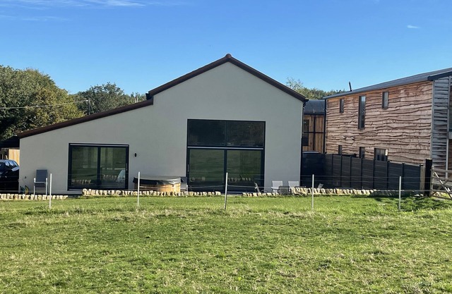 1 NEW DAIRY BARN, pet friendly, with hot tub in Croxdale