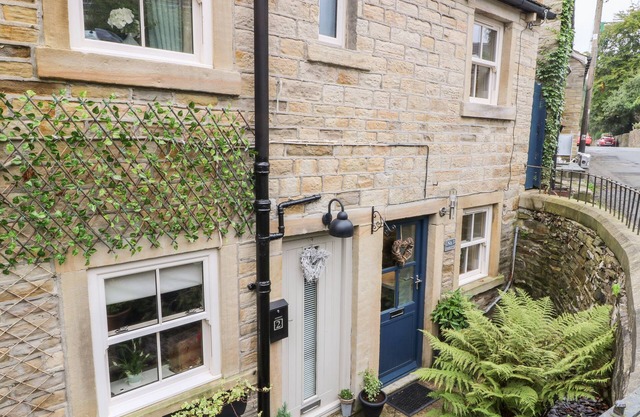 1 OAKLEYS, family friendly, luxury holiday cottage in Holmfirth