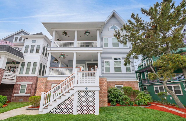 1 OF A KIND, SPACIOUS 6+ large bedrooms/5 baths, 3 Floors, ELEVATOR, sleeps 26!