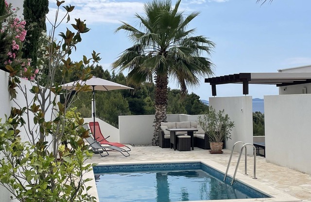 1 or 2 apts (4/8 people) next to each other beach, pool, fantastic Kornati views