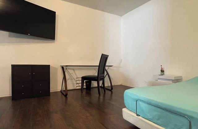 1 or 2 bedrooms in Gorgeous Pool Home