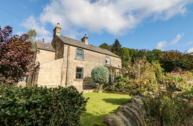 1 ORCHARD VIEW, character holiday cottage in Hathersage