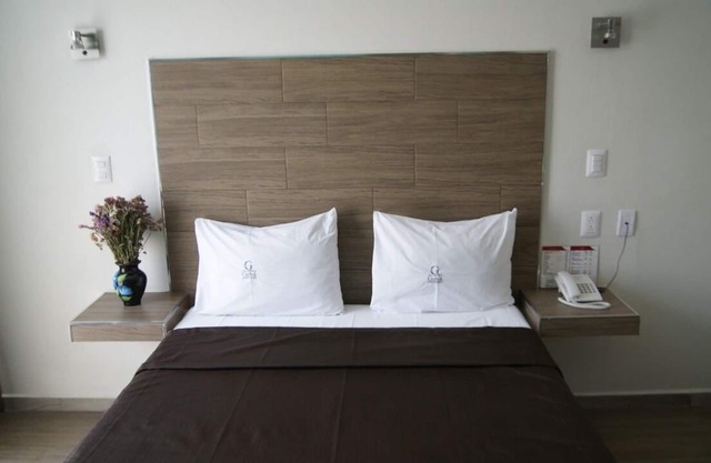1 ROOM FOR 2 PEOPLE