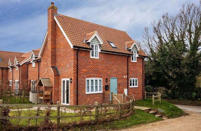 1 Roseanna Cottage - sleeps 4 guests in 2 bedrooms