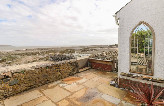 1 SALT COTTAGE, pet friendly, country holiday cottage in Port Eynon