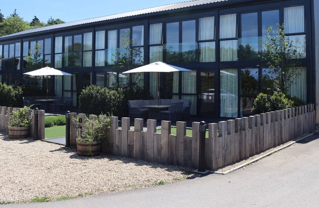 1 SEAGRY BARN @ NABLES FARM, family friendly in Upper Seagry