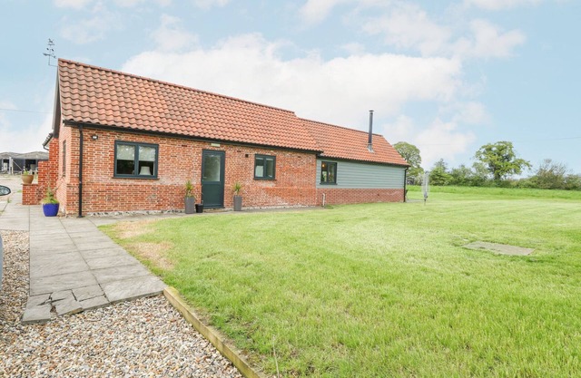 1 STUD COTTAGE, with open fire in Buxton, Norfolk