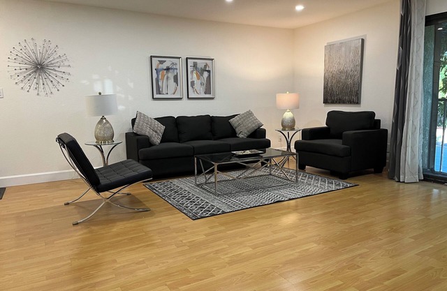 1. Superb 2-bd 2-bth Apartment in City Center