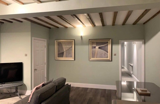1, The Carriage House. Village Location. York 5m.