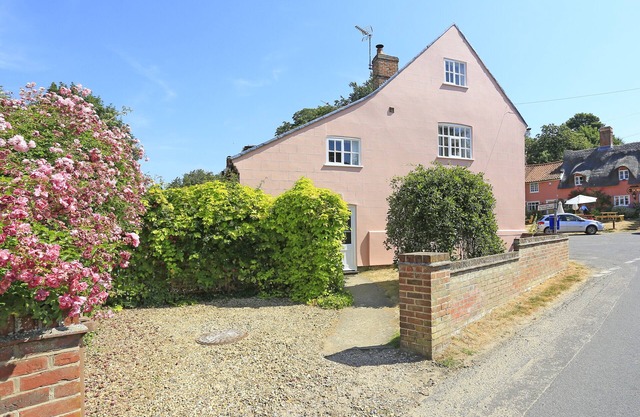 1 The Knoll - Three Bedroom House, Sleeps 6