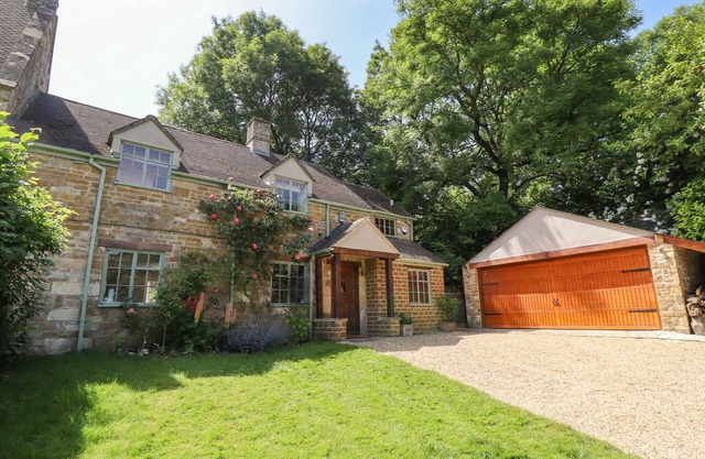1 THE LANE, pet friendly, with a garden in Chipping Norton