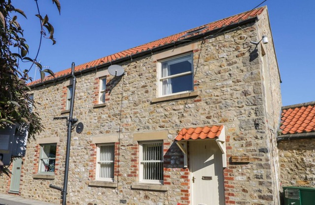 1 THE MEETING HALL, pet friendly, character holiday cottage in Hunton