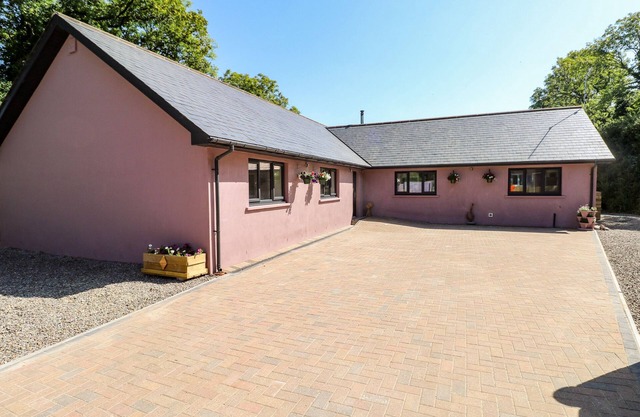 1 THE WARREN, pet friendly, country holiday cottage in Narberth