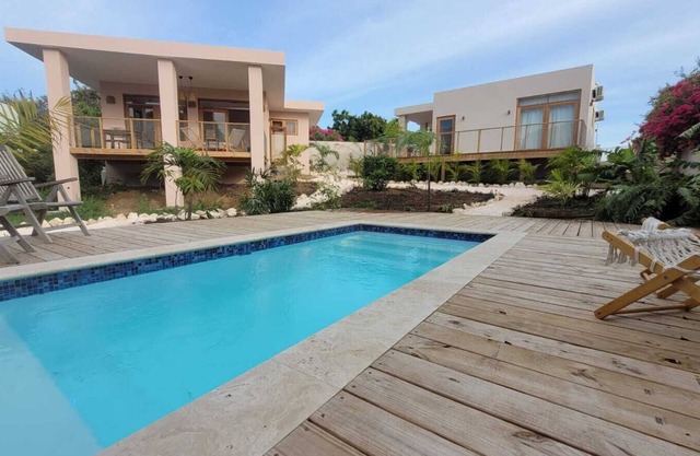 1 vacation, 2 tropical homes + private pool - plenty of privacy