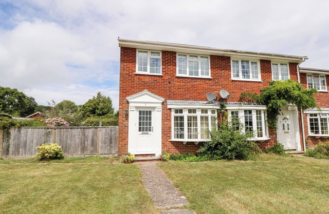 1 WESTWOOD CLOSE, pet friendly, country holiday cottage in Cowes