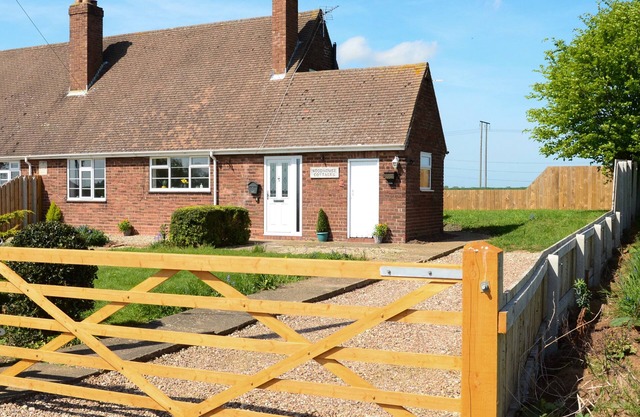 1 WOODHOUSE COTTAGES, pet friendly, with a garden in Skirlaugh