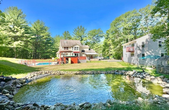 10 Acres Secluded Property, Hot Tub , Pool, Sauna, WiFi, Pond, Central AC