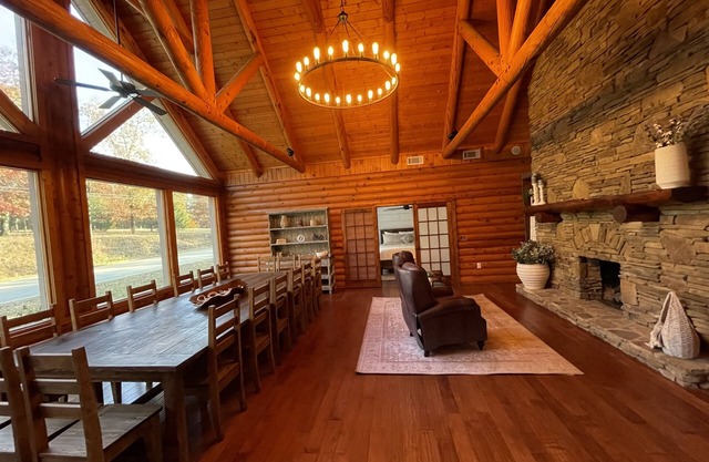 10 bdrm Cabin Lodge with Hot Tub, Grill & Firepit 10 mins from the Dahlonega Sq.