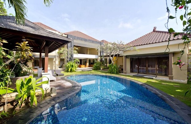 10 Bedooms Villa,10 minutes to the beach
