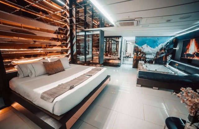 10 bedroom Luxurious Sultan's Apartment ,lleras park. Bachelor Party friendly