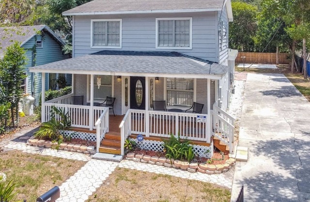 10 beds! Large home for groups & multiple families! PETS OK!