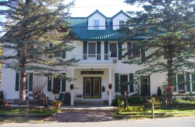 10 BR/10 BA Former Inn, Slps 30, Beach, Dock, Huntsville, Algonquin, Muskoka,