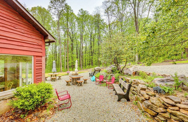 10 Mi to Mtn Resort: Normalville Cabin w/Balcony!