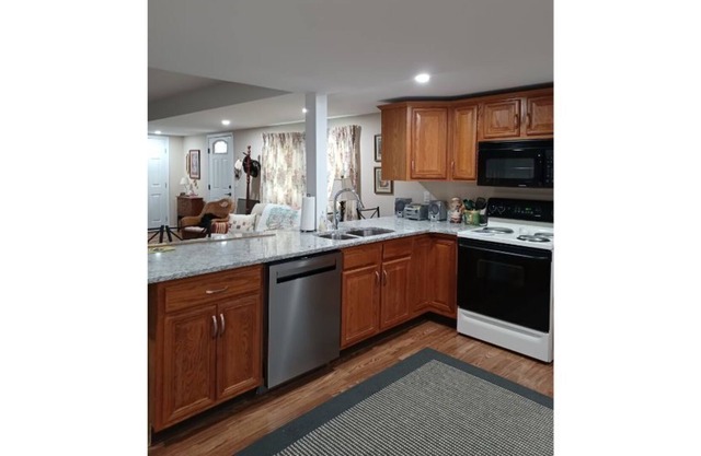 10 miles to Rehoboth Beach, remodeled home in quiet neighborhood