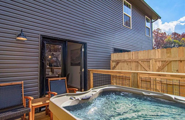 10 Min to Dollywood, 2 BD, Bunks, Hot Tub, Pac-Man