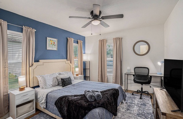 10 min to Downtown! Hideaway w/Mini Arcade, Fully Loaded Kitchen, 300 Mbps WiFi