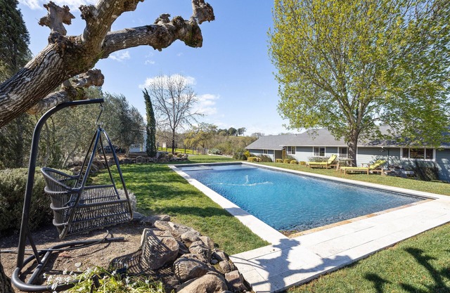 10 min to Healdsburg - Modern Farmhouse with Pool, Spa & Views