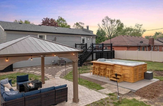 10 Min to Louisville, Huge Hot Tub, Awesome Backyard