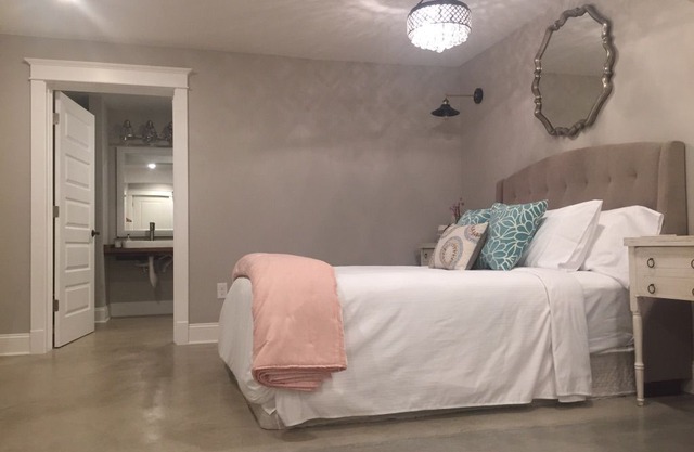 10 min walk to downtown Napa. Studio apt. King bed 1 bath in Victorian home.