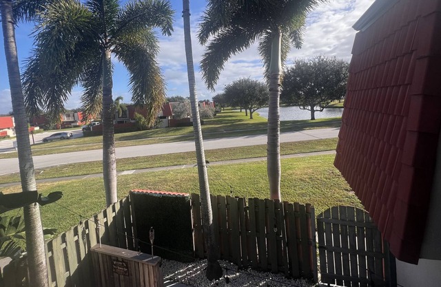 10 mins from DOWNTOWN WEST PALM! Close to beaches and airport! Perfect getaway!