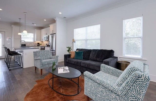 10 Mins To Broadway - Luxurious Gated Townhome