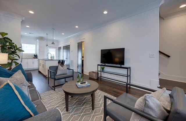 10 Mins To Broadway - Stylish Gated Townhome