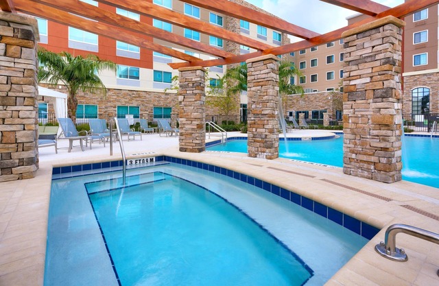 10 Minutes from U of Florida. Outdoor Pool & Hot Tub. Free Breakfast.